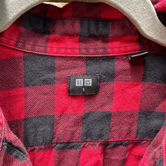 Uniqlo Red and Black Checkered Plaid Button Down Collared Shirt - Picture 2 of 6